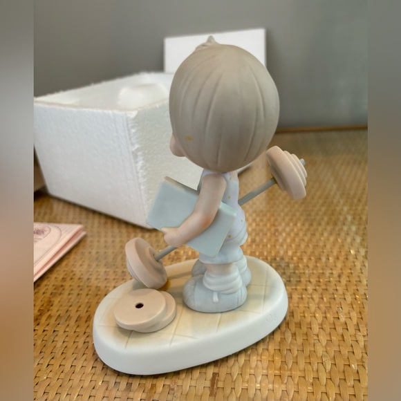 Precious Moments "Believe the Impossible" 109847 Exclusive Figurine new in box - Picture 10 of 11